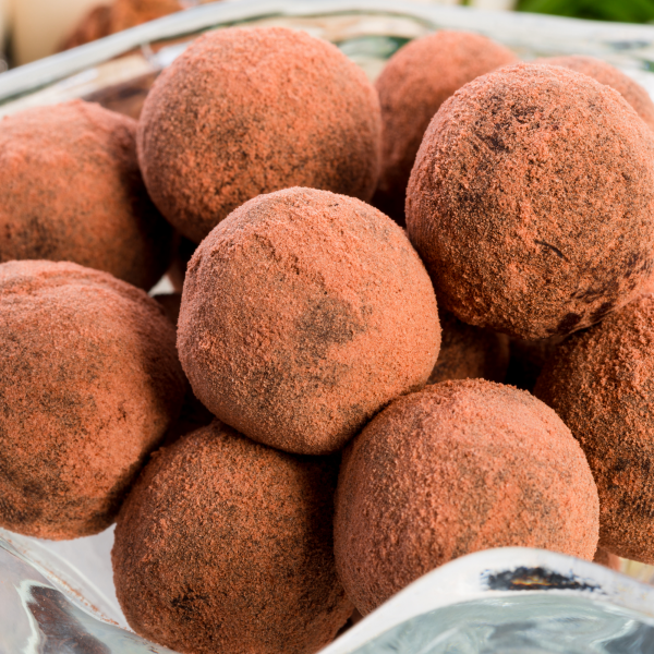 Boules de massepain et poudre de cacao